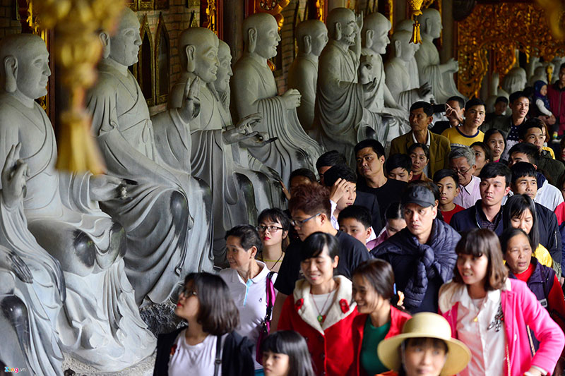 Nhét tiền lẻ, xoa đen tượng phật ngày khai hội chùa Bái Đính